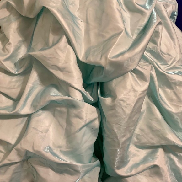 Stunning Formal Dress! - Picture 5 of 7